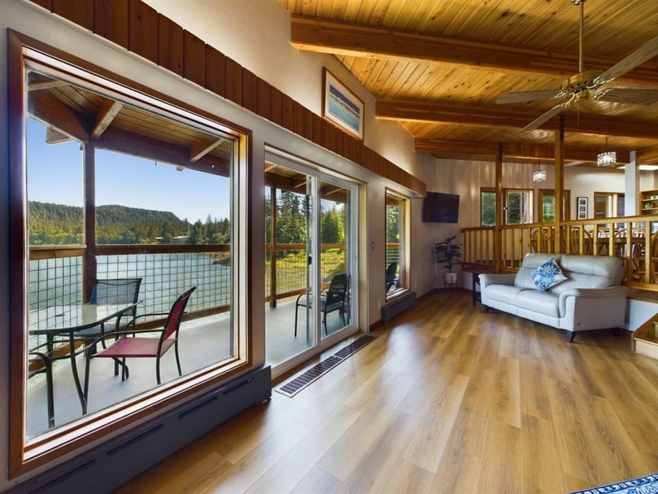 Stunning Oceanfront Home w Mountain Views! House in Juneau