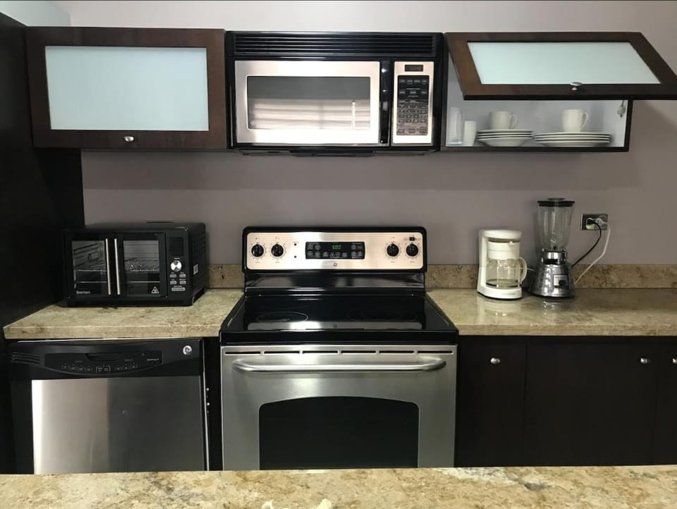 Coffee/tea facilities, Kitchen or kitchenette, oven, toaster