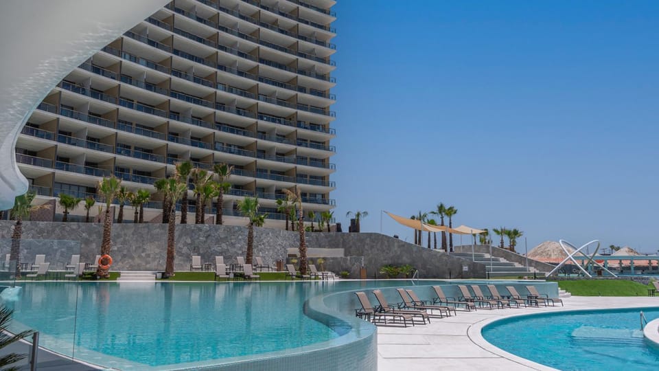 Property building, Day, Pool view, Swimming pool, Swimming pool, sunbed