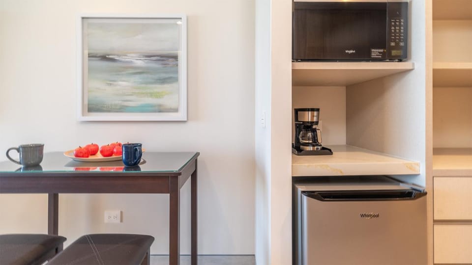 Coffee/tea facilities, Kitchen or kitchenette, Dining area, Food