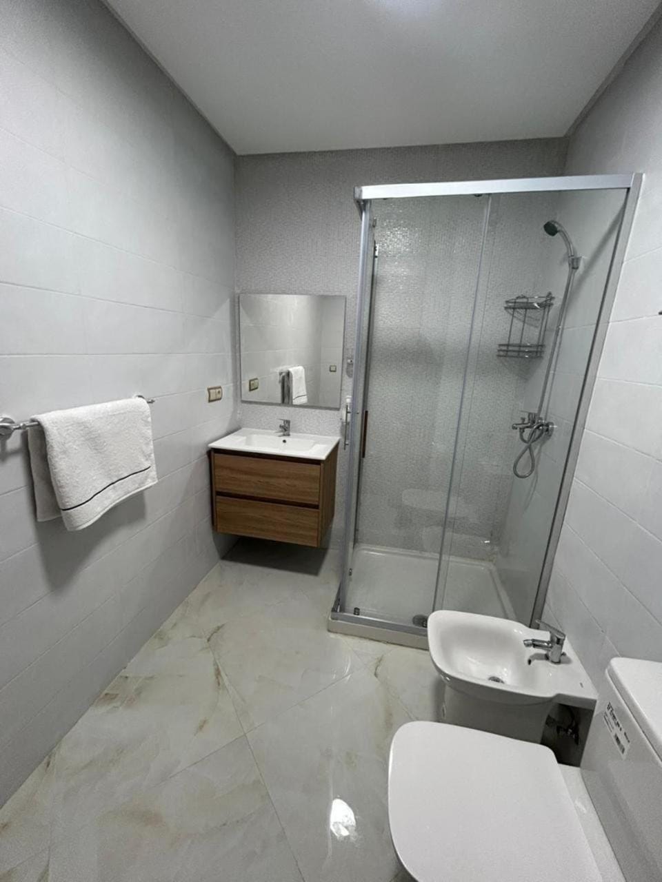 Shower, Toilet, Bathroom, towels