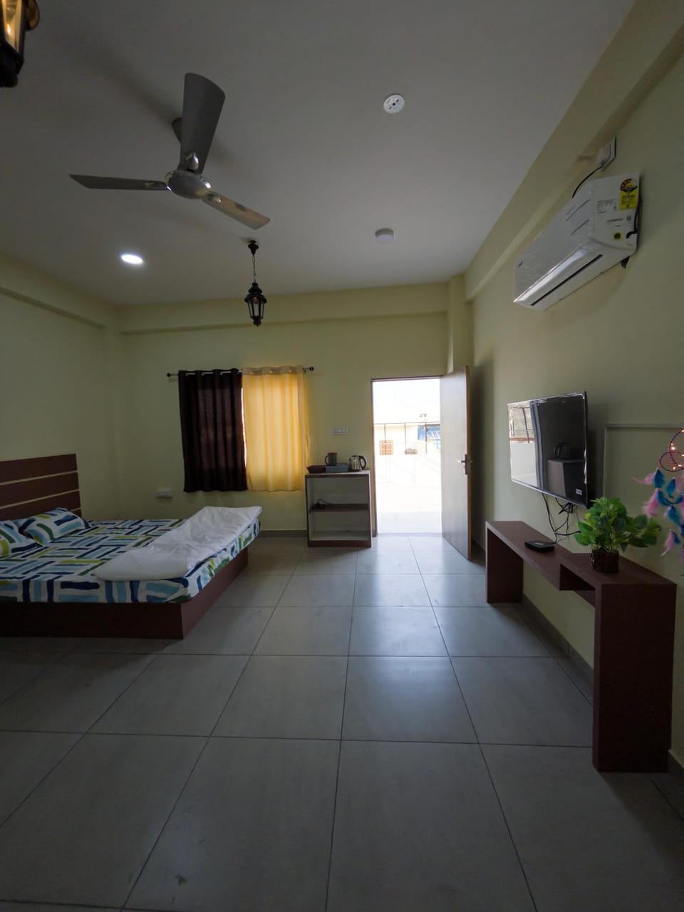 Bed, TV and multimedia, Photo of the whole room, air conditioner