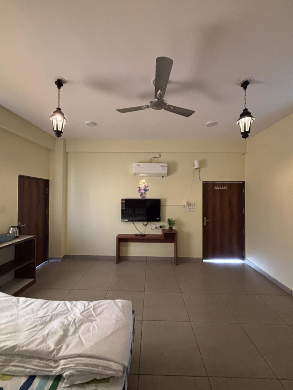Bed, TV and multimedia, Photo of the whole room, Bedroom