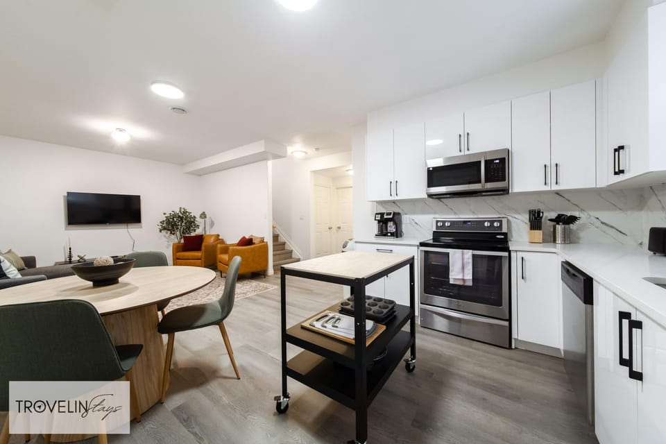 Cozy Suite near West Edmonton Mall with Full Kitchen, King Bedroom & In-Suite Laundry House in Edmonton