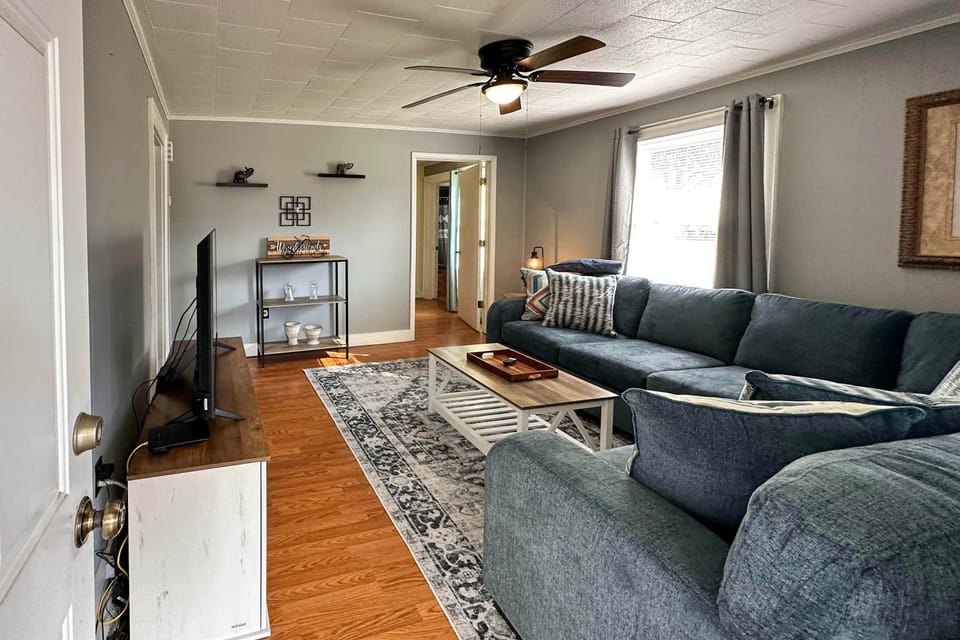 'The Vineyard House' - 2 Mi to Dtwn Mount Airy! House in Mount Airy