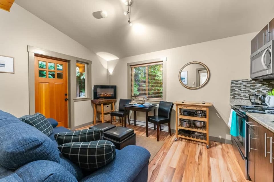 JDF Waystation Cabin - Garden View - Pet Friendly Cabin in Cowichan Valley
