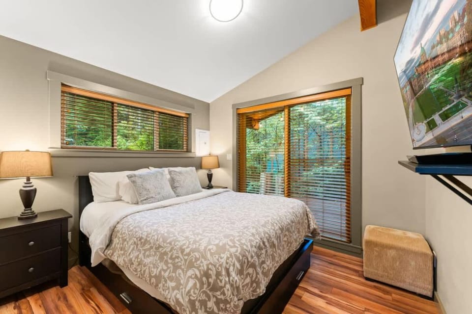 JDF Waystation Cabin - Garden View - Pet Friendly Cabin in Cowichan Valley