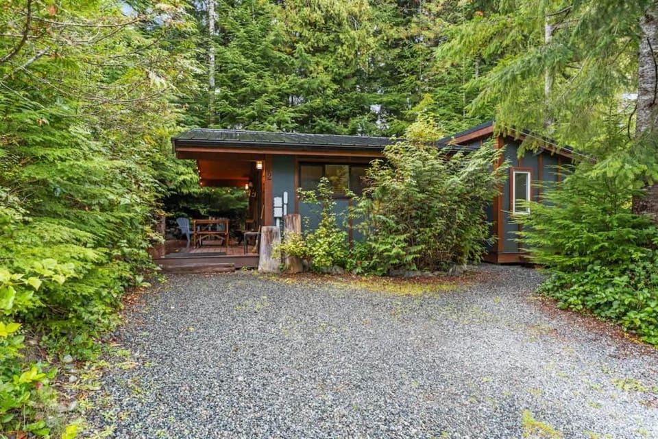 JDF Waystation Cabin - Garden View - Pet Friendly Cabin in Cowichan Valley