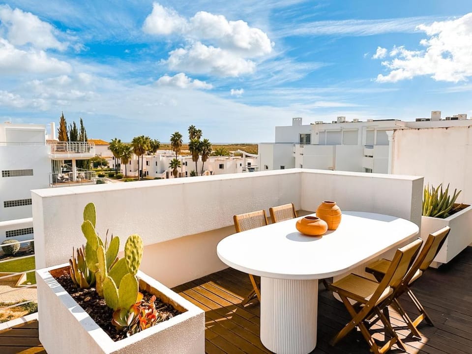Resort Penthouse sea view, 2 pools and private beach Apartment in Cabanas de Tavira