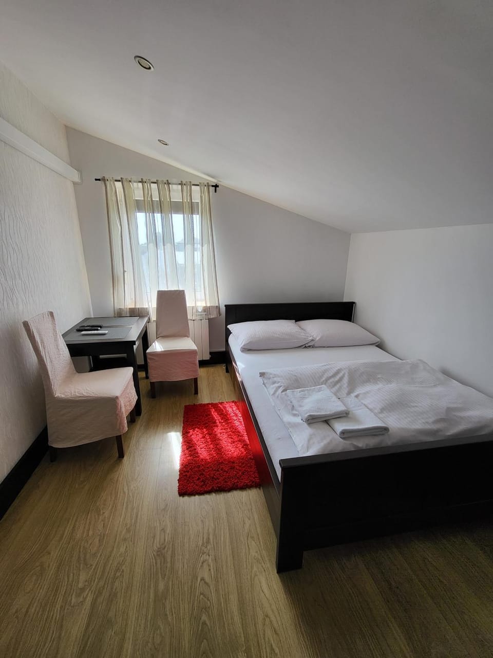 Bed, Photo of the whole room, Seating area, Bedroom