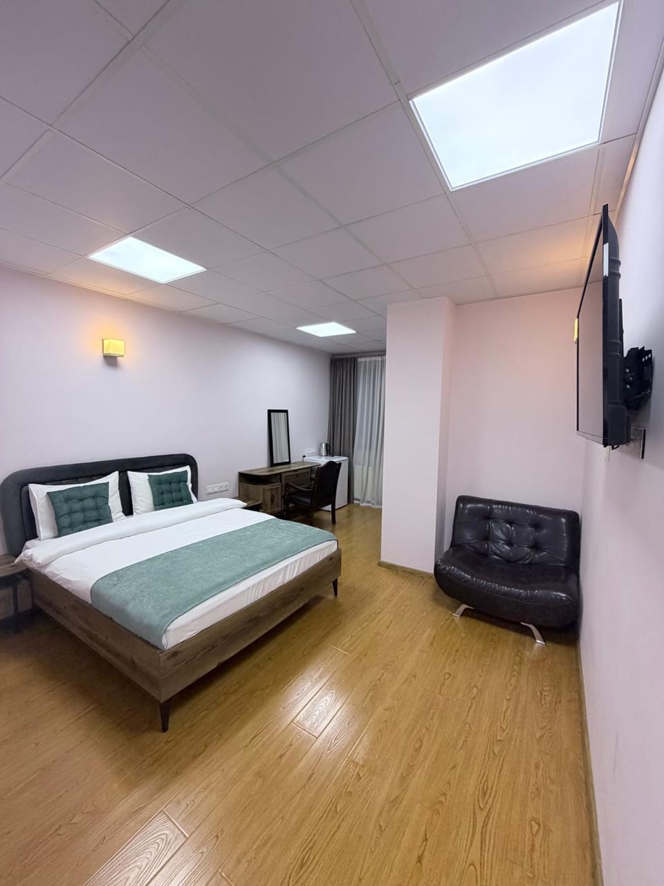 Bed, TV and multimedia, Photo of the whole room, Bedroom