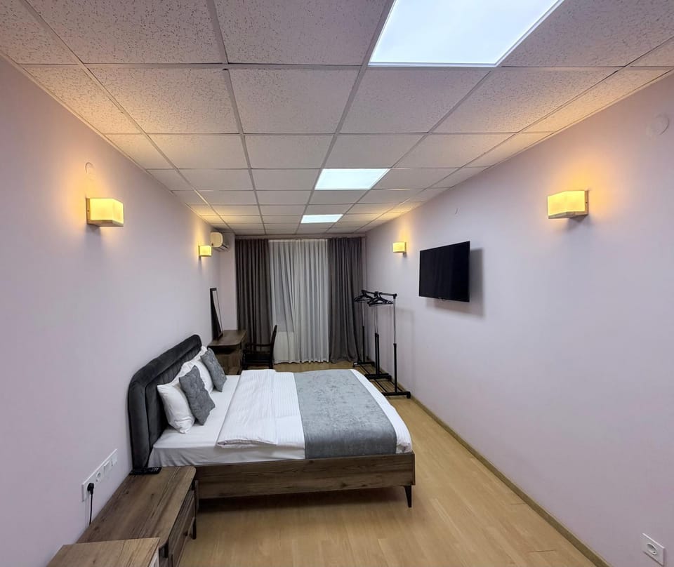 Bed, TV and multimedia, Photo of the whole room, Bedroom, towels