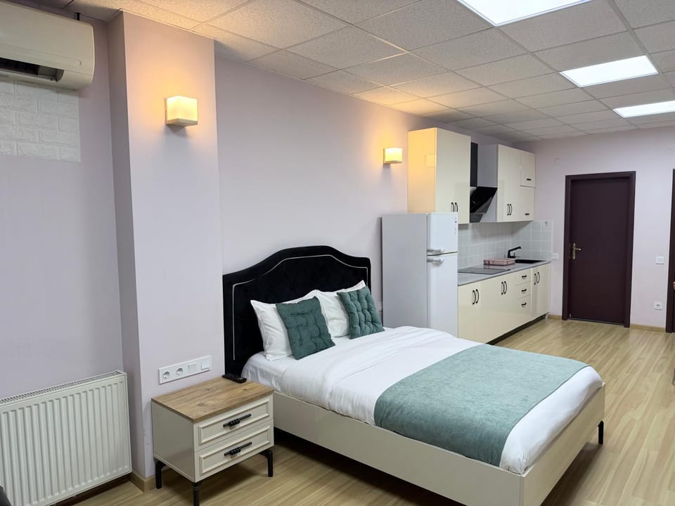 Bed, Kitchen or kitchenette, Photo of the whole room, Bedroom, minibar