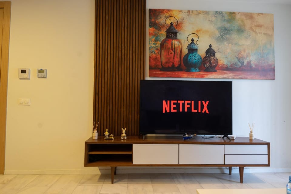 Communal lounge/ TV room, TV and multimedia, Evening entertainment, Text overlay