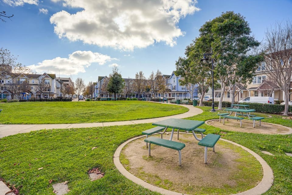 Walk to BART Station: Richmond Townhome w/ Balcony House in Richmond