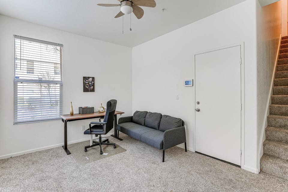 Walk to BART Station: Richmond Townhome w/ Balcony House in Richmond