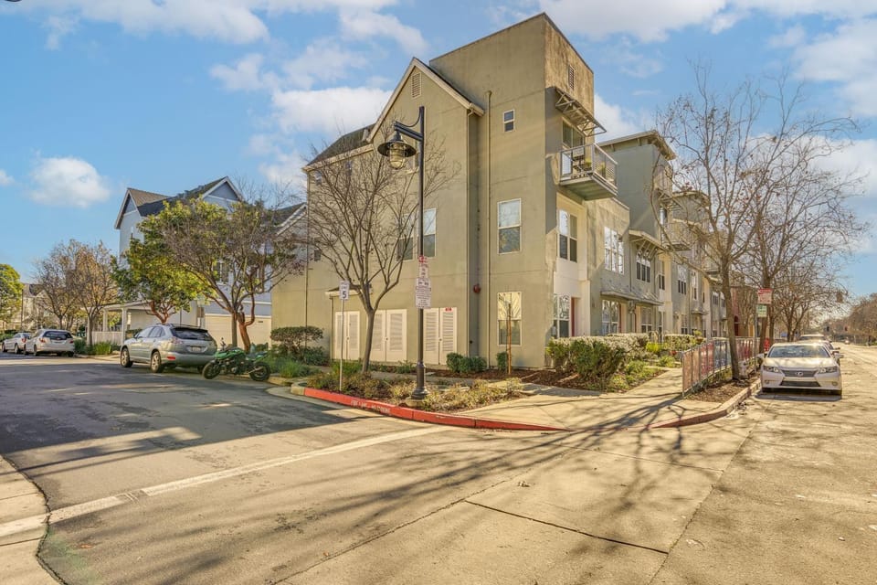 Walk to BART Station: Richmond Townhome w/ Balcony House in Richmond