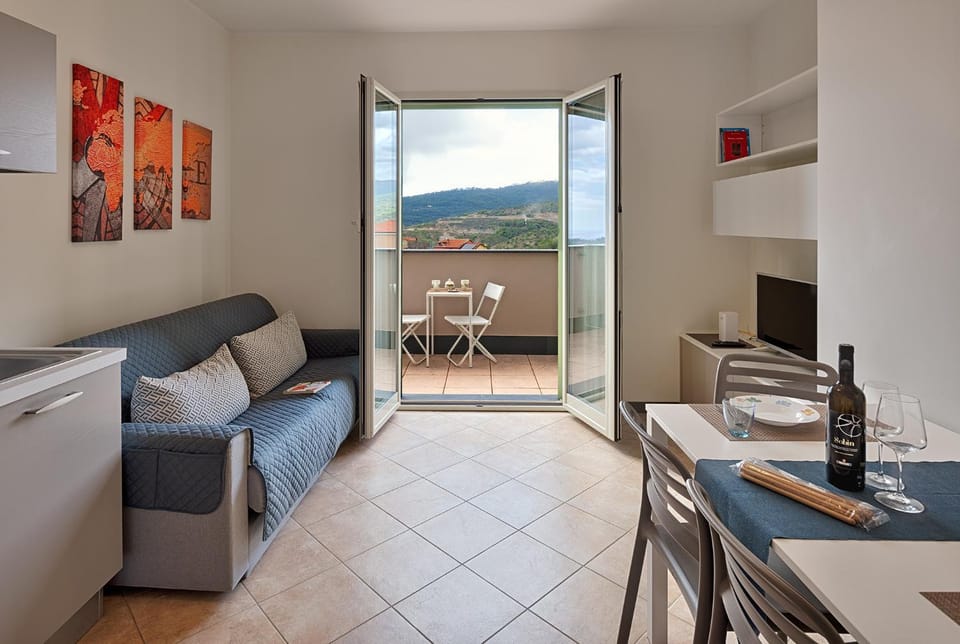 Natural landscape, TV and multimedia, Living room, Seating area, Dining area, Mountain view