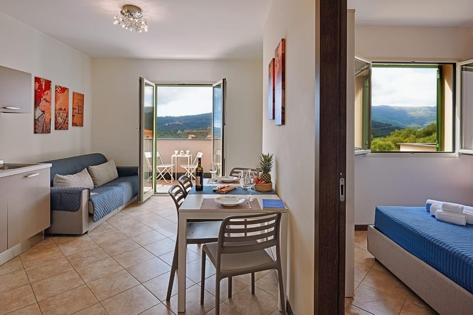 Bed, Natural landscape, View (from property/room), Balcony/Terrace, Living room, Photo of the whole room, Seating area, Dining area, Bedroom, Mountain view