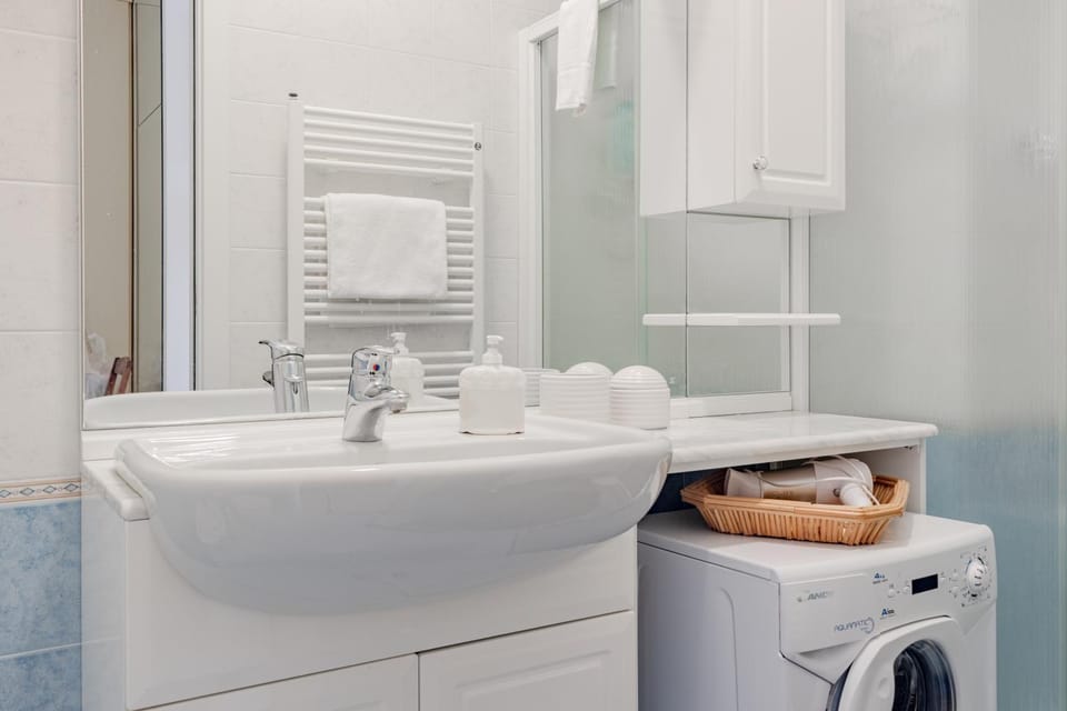 Bathroom, towels, washing machine