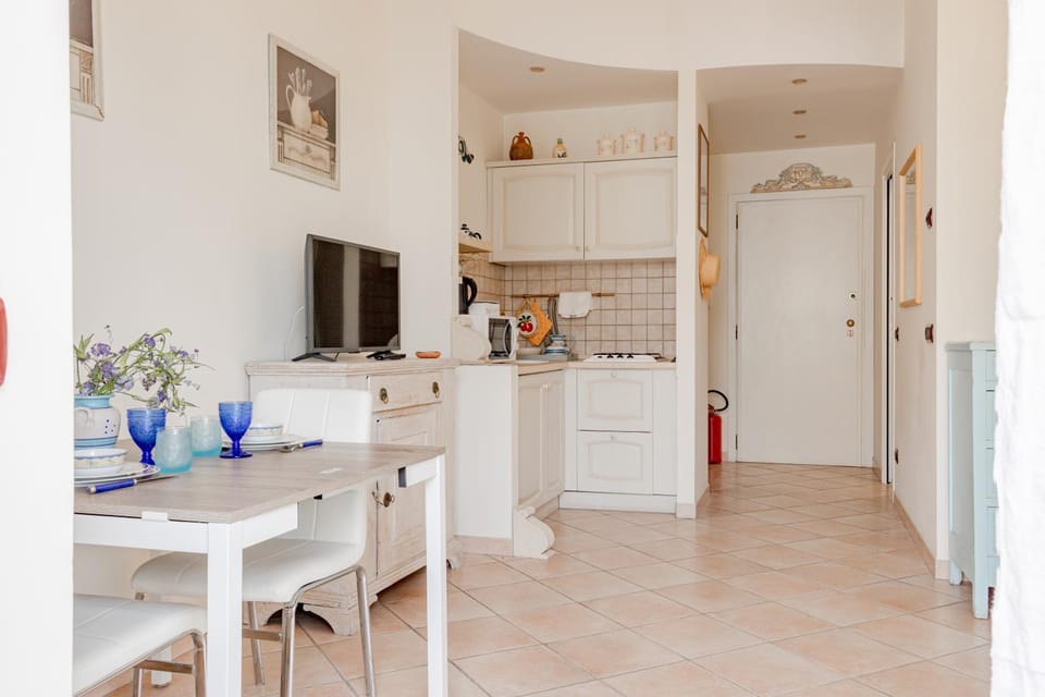 TV and multimedia, Kitchen or kitchenette, Dining area, stove