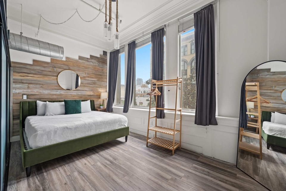 Woolworth Loft - Stay in the Heart of Gaslamp Apartment in Gaslamp Quarter