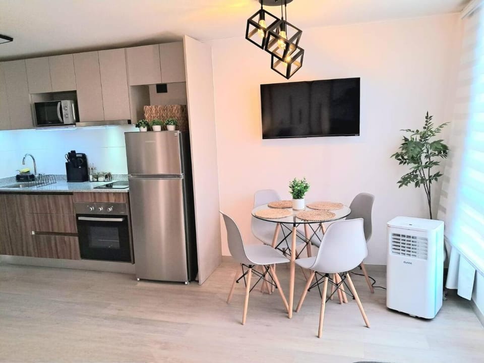 TV and multimedia, Kitchen or kitchenette, Dining area, oven, air conditioner