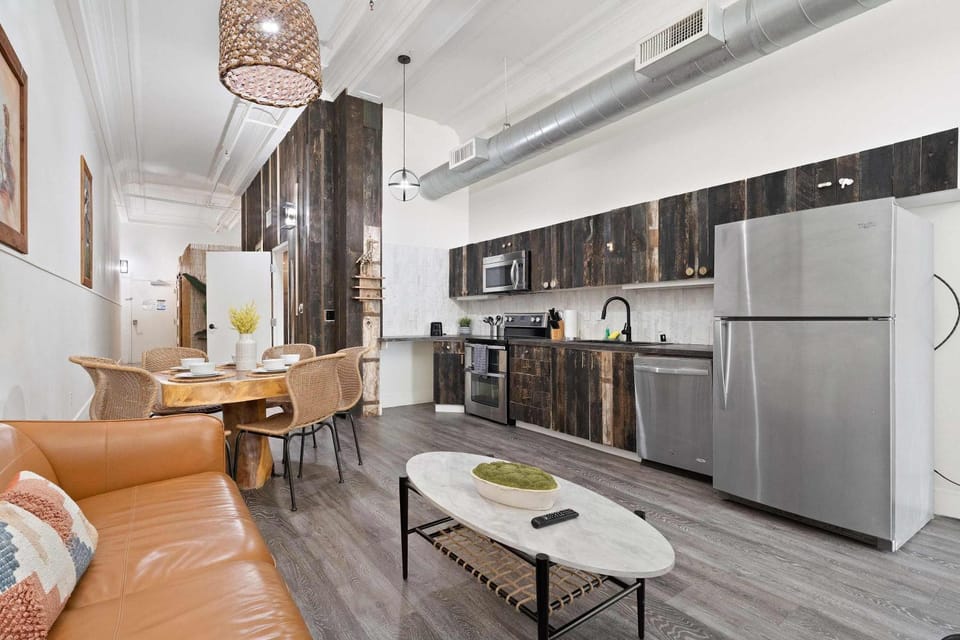 Central Downtown Apt Sleeps 8 & Enjoy Gaslamp Apartment in Gaslamp Quarter