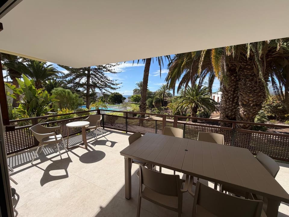 Balcony/Terrace, Dining area, Garden view, Pool view
