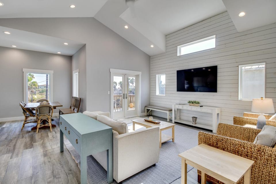 Easy Beach Access! Port A Oasis w/ Private Pool House in Port Aransas