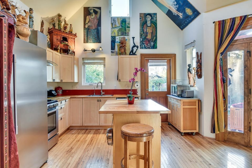 Eclectic Loft-Style Cottage: 6 Mi to Downtown PDX! House in Portland