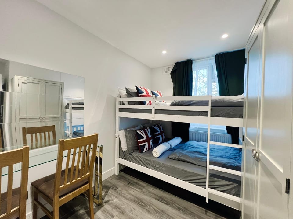 15 minute tube to Oxford street Apartment in London Borough of Ealing
