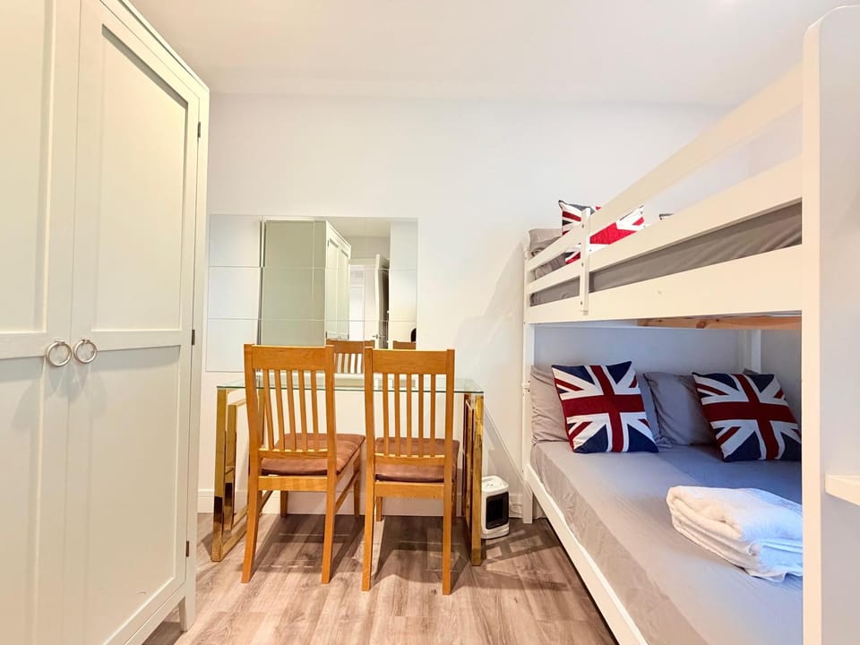 15 minute tube to Oxford street Apartment in London Borough of Ealing