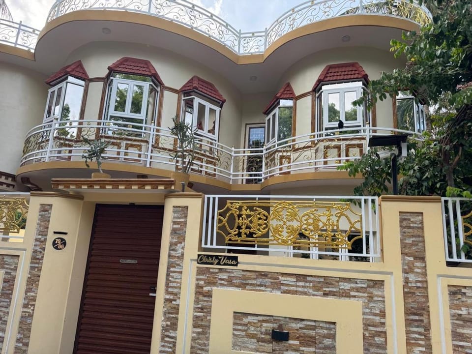 Nayyo Grand Hotel Bed and Breakfast in Sri Lanka