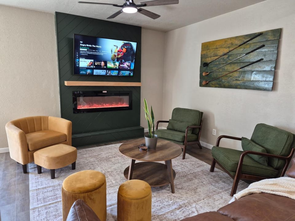 TV and multimedia, Living room, Seating area, Evening entertainment, fireplace