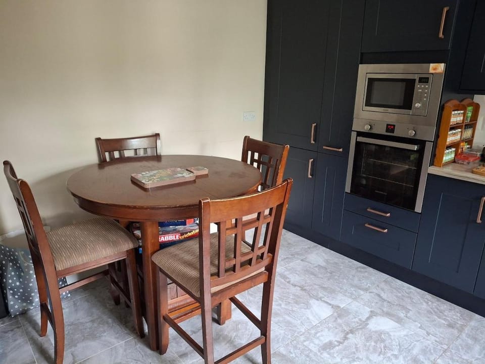 Viola Villa - Craigavon 4 Bed House for 6 Guests Villa in Northern Ireland