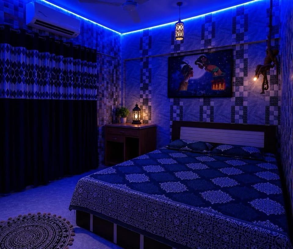 Bed, Photo of the whole room, Decorative detail, Bedroom, wardrobe