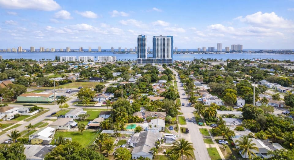 Nearby landmark, Neighbourhood, Natural landscape, Area and facilities