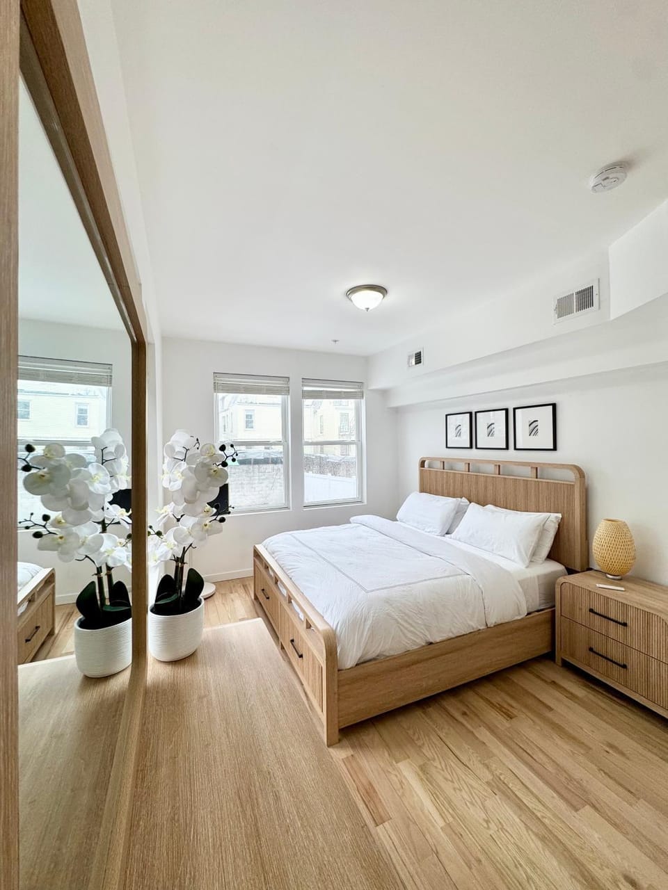 Photo of the whole room, Bedroom