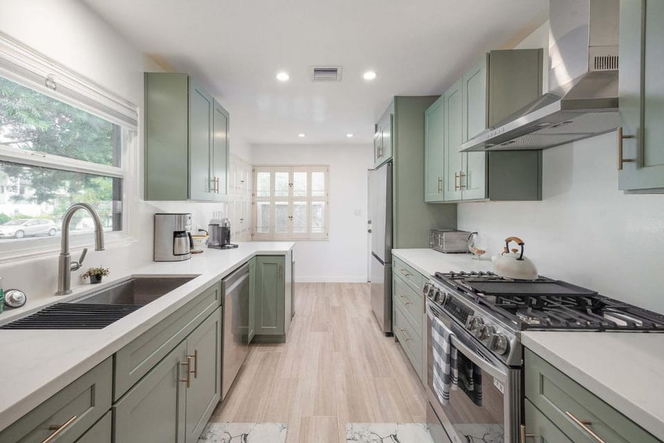 Water & Downtown Views Close to beach Villa House in Sunset Cliffs