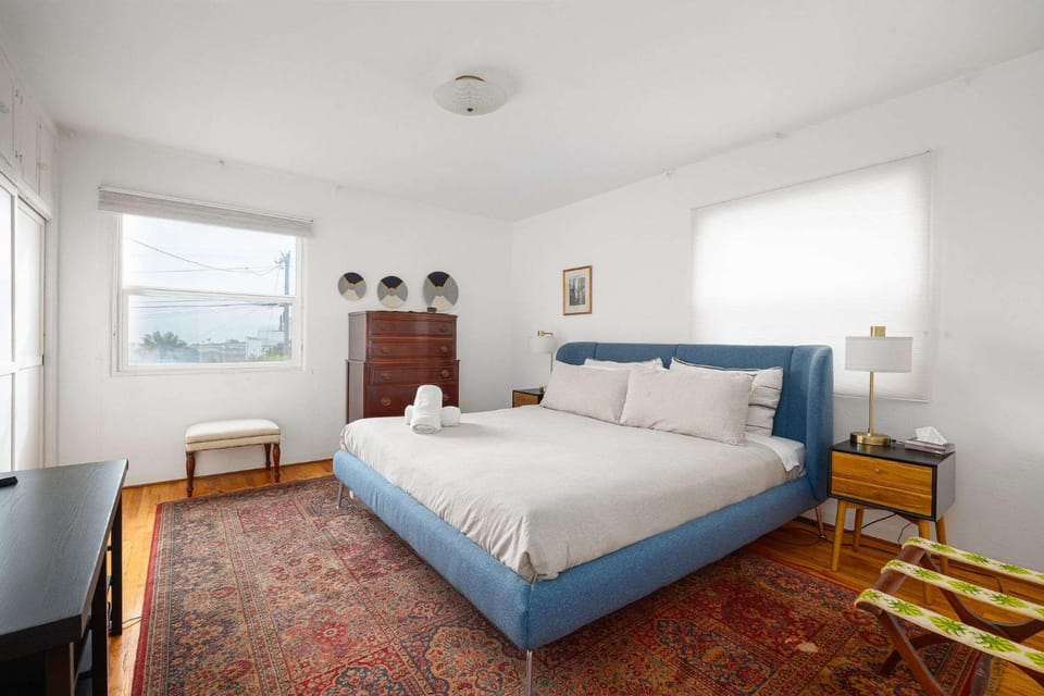 Water & Downtown Views Close to beach Villa House in Sunset Cliffs