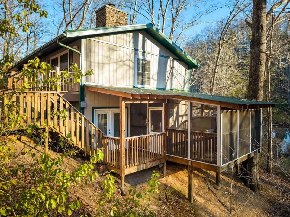 Cozy Mountain Family Getaway with Hot Tub in Prime Location House in Gatlinburg