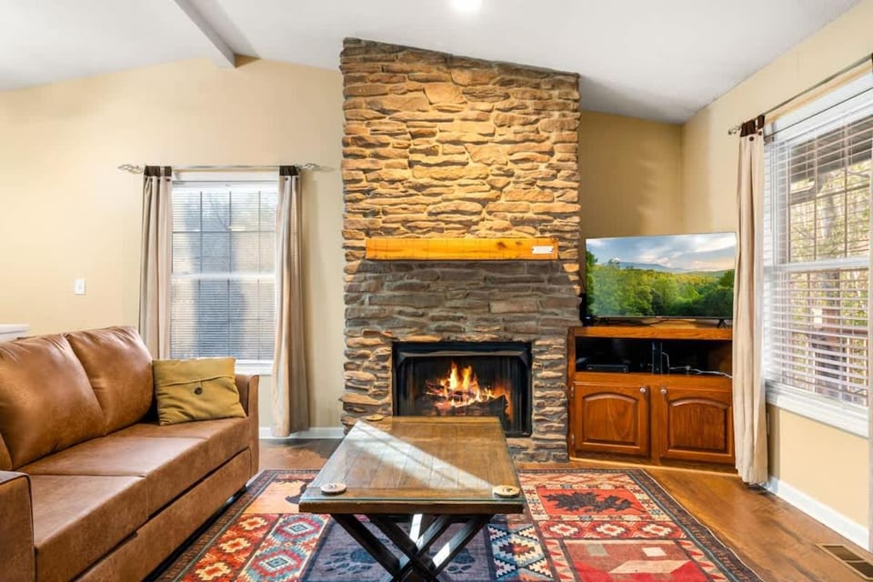 Cozy Mountain Family Getaway with Hot Tub in Prime Location House in Gatlinburg