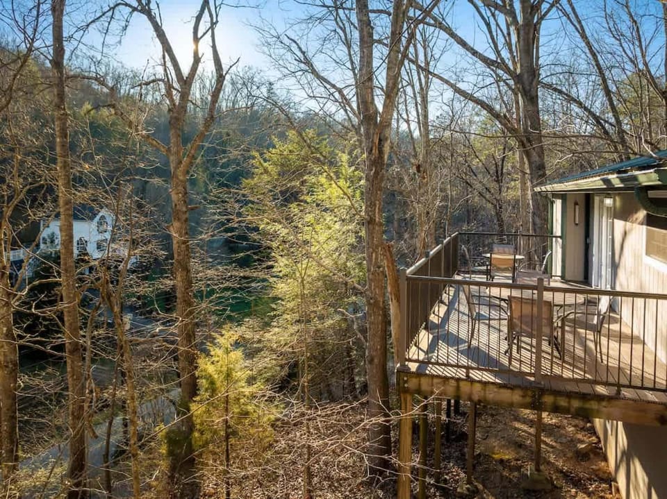 Cozy Mountain Family Getaway with Hot Tub in Prime Location House in Gatlinburg