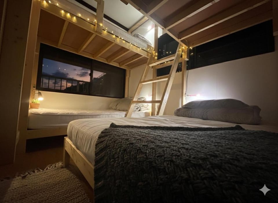 Bedroom, bunk bed