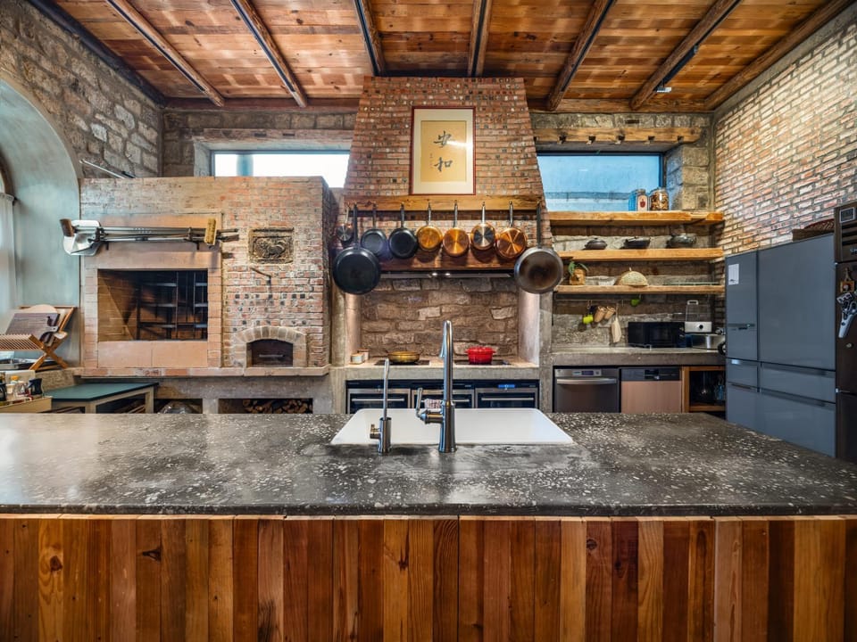 Restaurant/places to eat, Kitchen or kitchenette, Communal kitchen, stove, kitchen