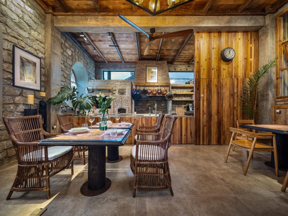Restaurant/places to eat, Kitchen or kitchenette, Seating area, Dining area