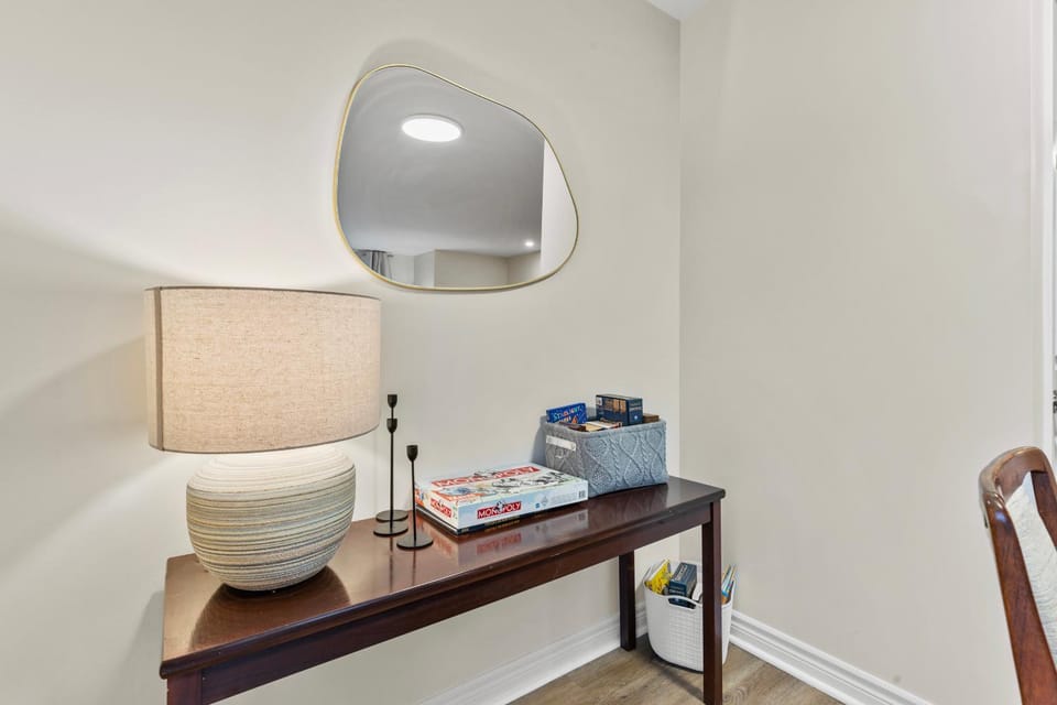 Chelsea Suite 3BR, 1B with parking for 28plus stays Apartment in Saint Catharines