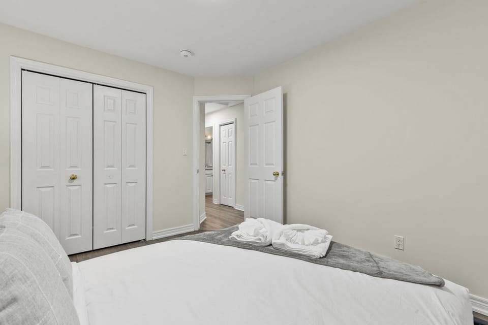 Chelsea Suite 3BR, 1B with parking for 28plus stays Apartment in Saint Catharines
