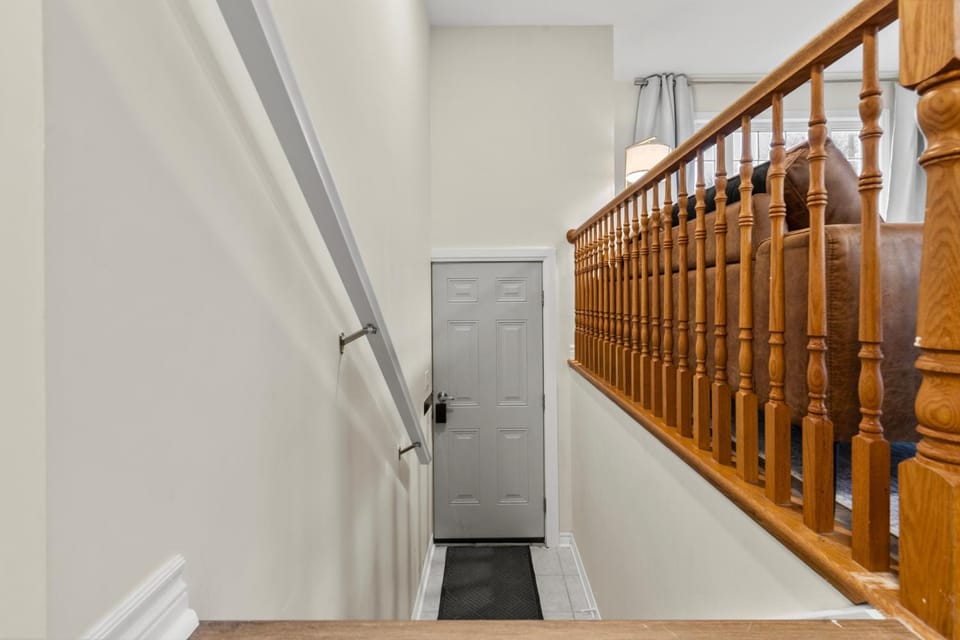 Chelsea Suite 3BR, 1B with parking for 28plus stays Apartment in Saint Catharines
